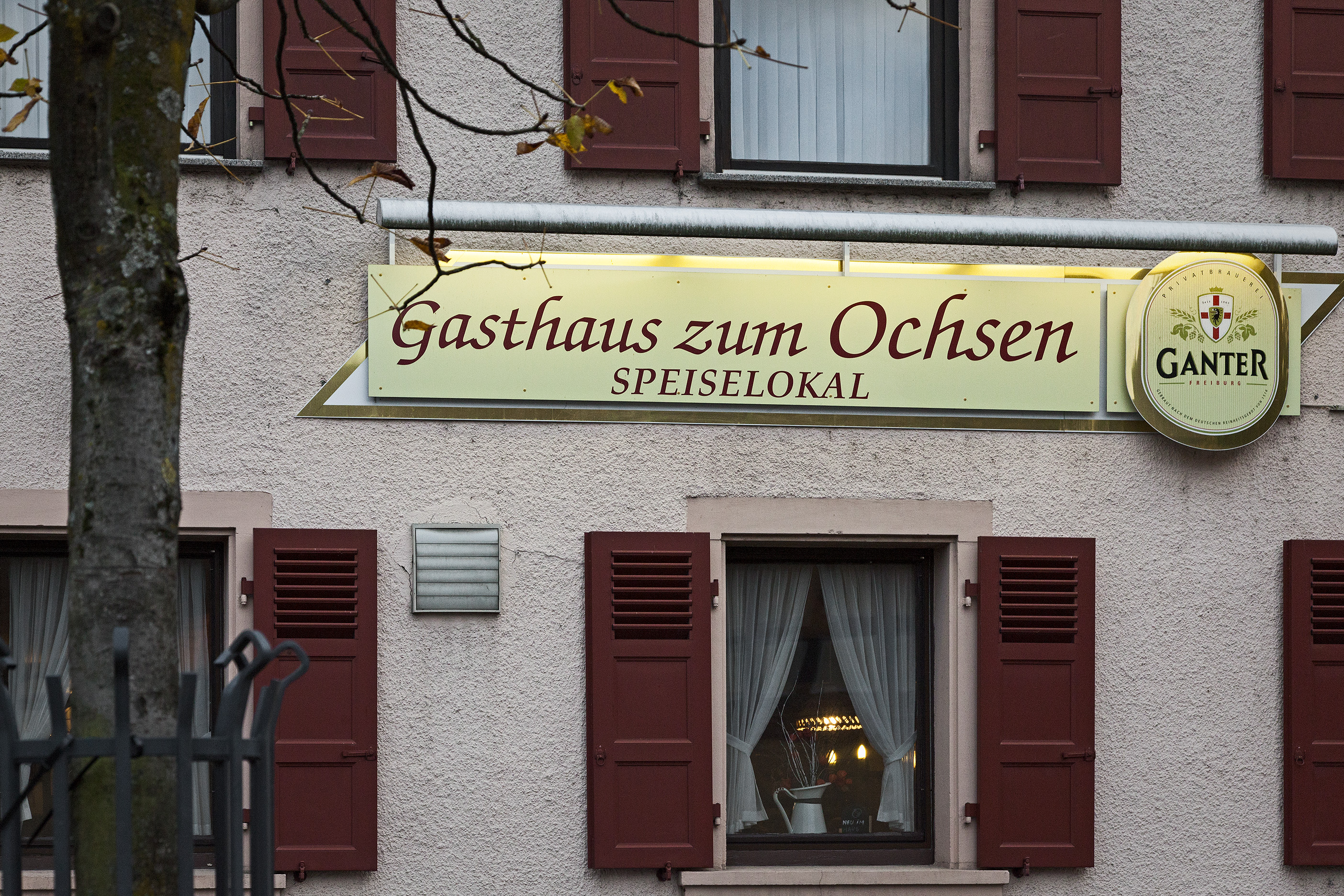 Gasthaus zum Ochsen — Fassade mit Schild